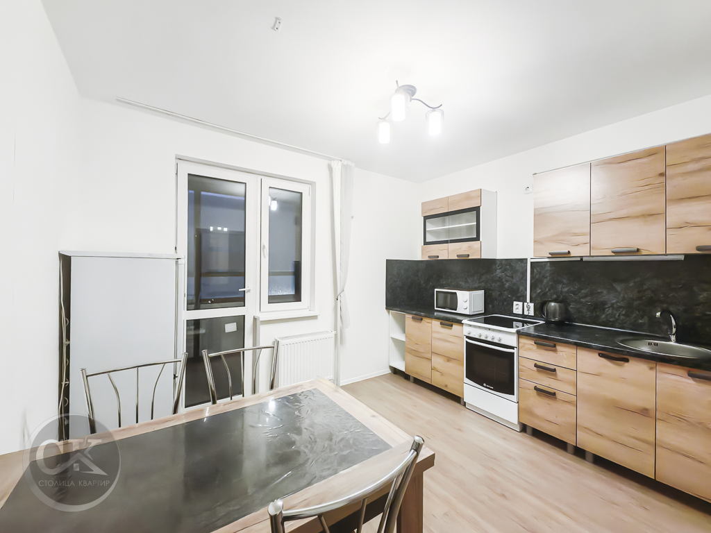 Сдаётся в аренду на длительный срок 2-комнатная квартира в  Невском районе 

Для оперативного ответа на ваши вопросы ЗВОНОК на телефон будет ПРИОРИТЕТНЕЕ. 

Квартира:
•	Оборудована необходимой бытовой техникой: электрическая плита
 холодильник, стиральная машина, телевизор.
•	Из мебели: раскладной д