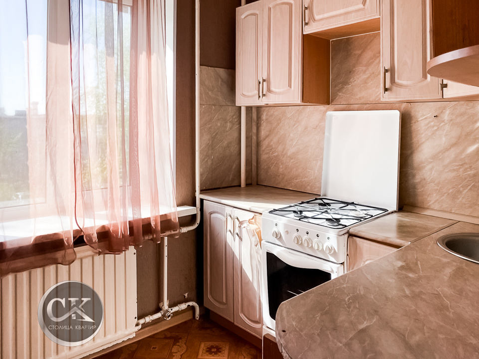  Сдаётся в аренду на длительный срок однокомнатная квартира! 

 Инфраструктура: все необходимое есть в шаговой доступности, в том числе школы, детские сады, супермаркеты Дикси, Пятерочка, продуктовые магазины, а также бистро и кафе, детский клуб. Недалеко расположены несколько скверов. 

О Квартире: