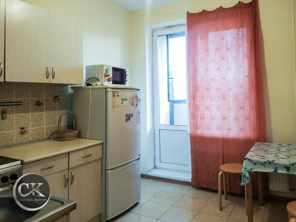  Сдается на длительный срок отличная 1-комнатная квартира! Это Северная часть города, новый современный район с хорошо развитой инфраструктурой. 

 Инфраструктура: в пешей доступности сетевые магазины и всевозможные кафе, рестораны, салоны красоты, рядом с домом благоустроенный двор, много зеленых н