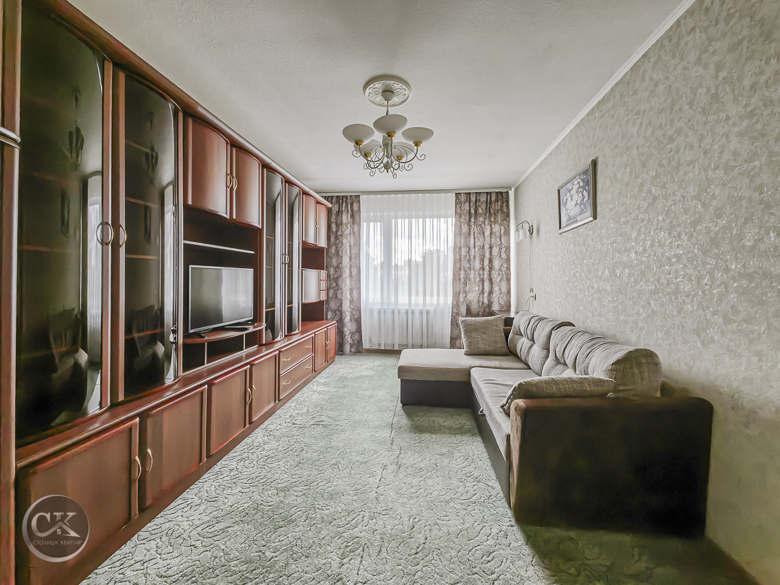 Сдается в аренду на длительный срок  1-комнатная квартира в Кировском районе.

Квартира:
•	Светлая, уютная  квартира.
         Есть вся необходимая мебель для проживания.
•	Кухня полностью обустроена мебелью и техникой: 
               *  Холодильник; газовая плита,вытяжка, электрический чайник.
•	У