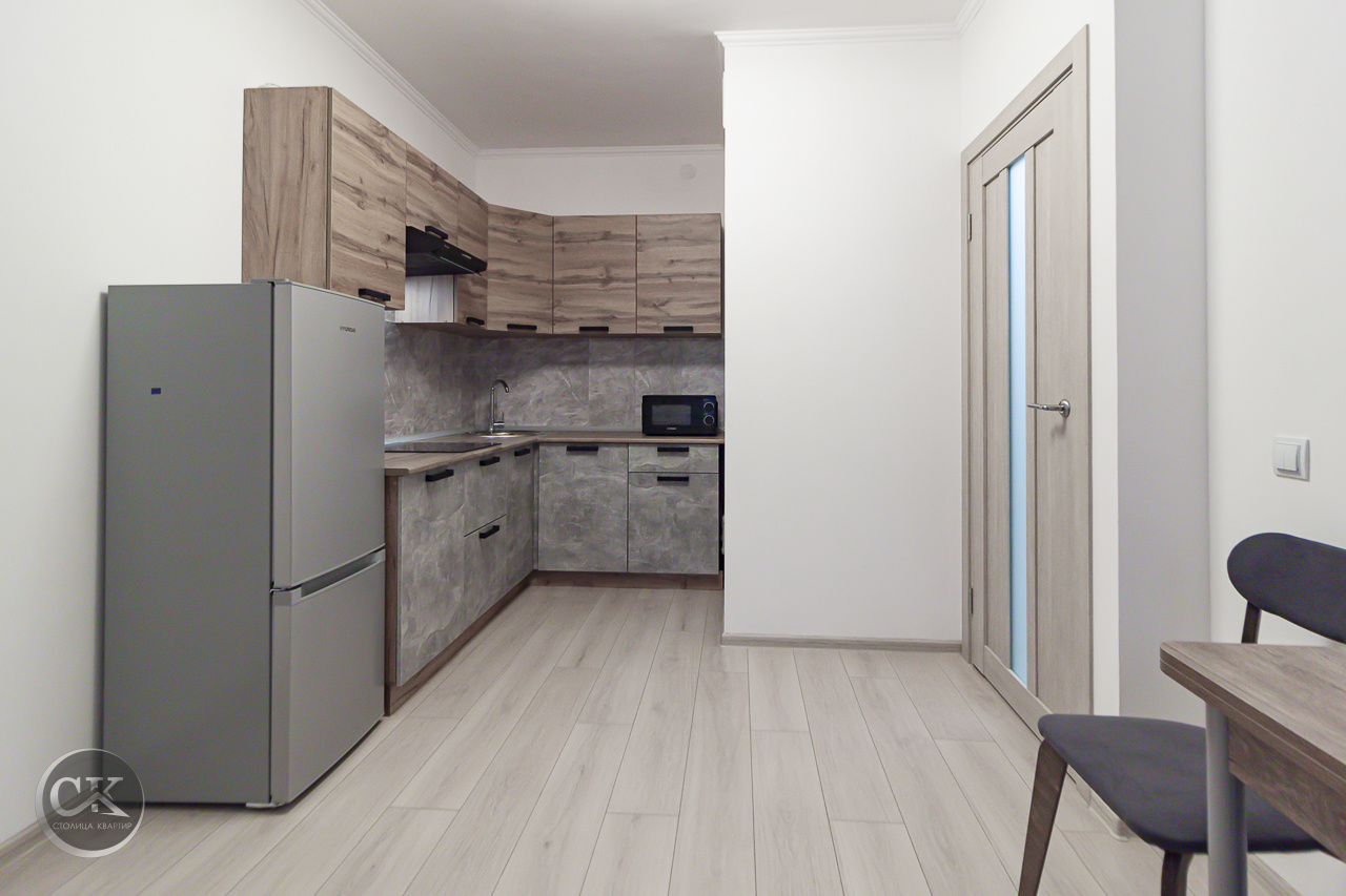 Сдается в долгосрочную аренду 1-комнатная квартира площадью 28.7м² в ЖК «Полис Лаврики», ул.Романовская д. 9

Светлая, чистая квартира с качественным косметическим ремонтом в современном новостройке (2025 г.) — идеальный вариант для одного человека, пары или молодой семьи. 

Вас ждут уют, тишина и к