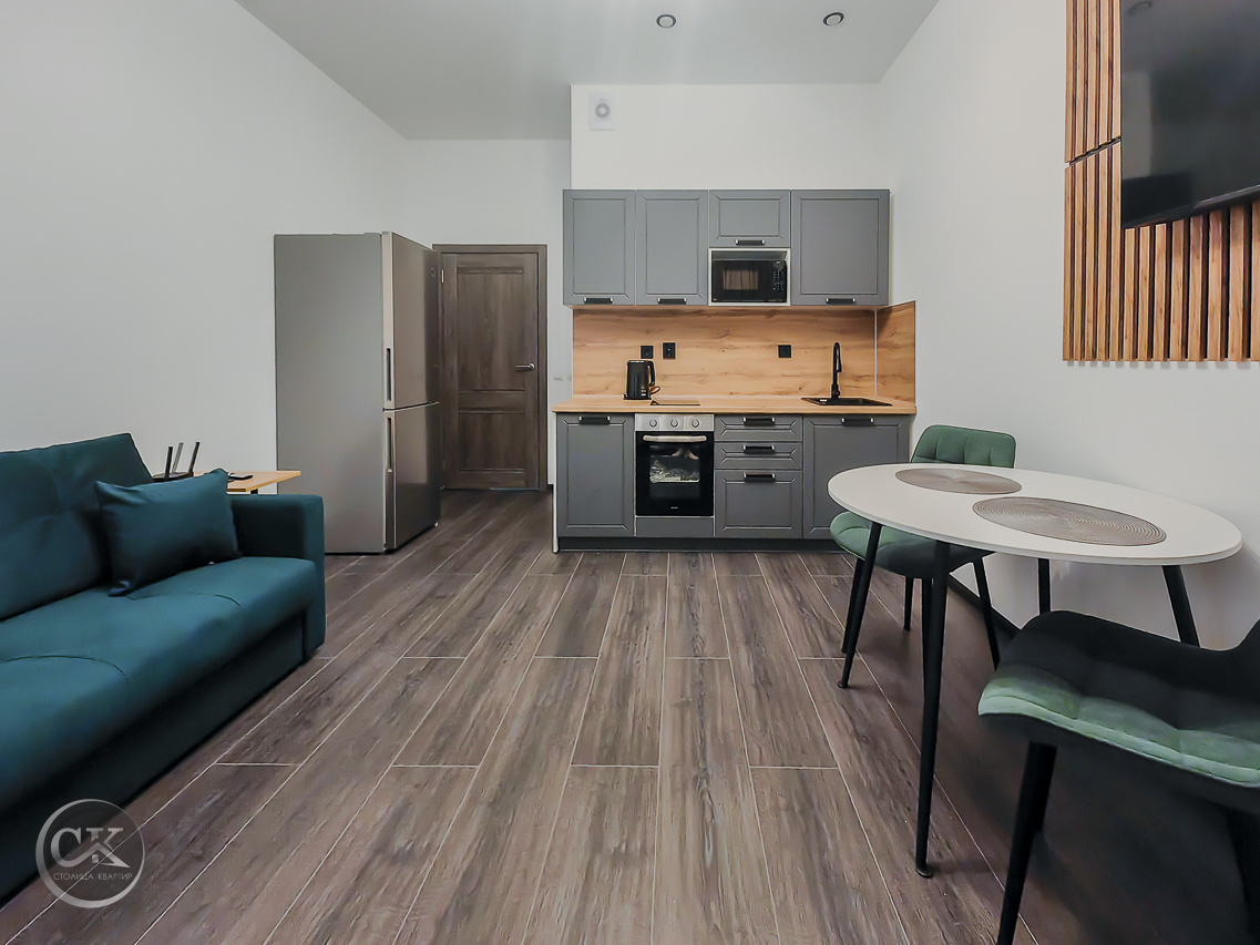 Сдается в аренду на длительный срок  прекрасная студия  в Приморском  районе.

Квартира:
•	Светлая, уютная  квартира.
•	Есть вся необходимая мебель для проживания.
•	Кухня полностью обустроена мебелью и техникой: 
•	Двухкамерный холодильник; плита,вытяжка,чайник,духовой шкаф, микроволновая печь.
•	У