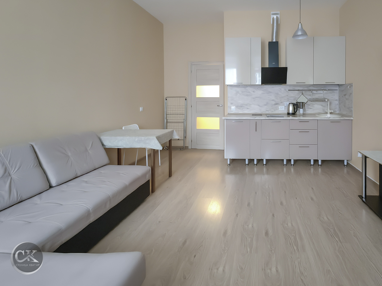 Сдается в аренду на длительный срок  прекрасная студия  во Всеволожском  районе.

Квартира:
•	Светлая, уютная  квартира.
•	Есть вся необходимая мебель для проживания.
•	Кухня полностью обустроена мебелью и техникой: 
•	Двухкамерный холодильник; плита,чайник.
•	Установлены счетчики воды, электроэнерг