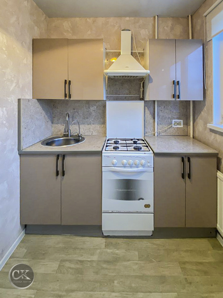 Сдается в аренду на длительный срок  прекрасная  1-комнатная квартира в Кировском  районе.

Квартира:
•	Светлая, уютная  квартира.
•	На момент заеда нанимателя будет шкаф, кровать . 
•	Двухкамерный холодильник; плита,вытяжка.
•	Установлены счетчики воды, электроэнергии и тепловой энергии.


Характер