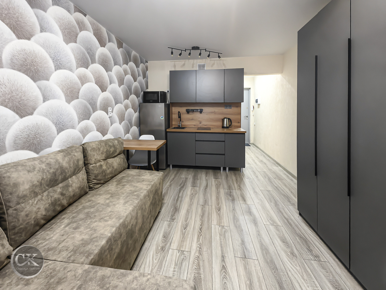 Сдается впервые в  аренду на длительный срок  прекрасная студия  во Всеволожском  районе.

Квартира:
•	Светлая, уютная  квартира.
•	Есть вся необходимая мебель для проживания.
•	Кухня полностью обустроена мебелью и техникой: 
•	Двухкамерный холодильник; плита,чайник,микроволновая печь,стиральная маш