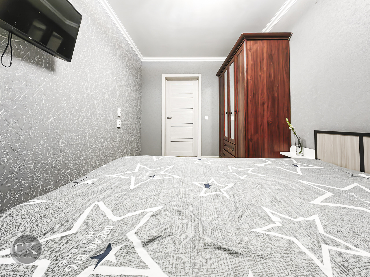  Сдаётся в аренду на длительный срок  3х-комнатная квартира в Московском районе! 

Квартира:
•	Квартира оборудована необходимой бытовой техникой: Плита, холодильник, стиральная машина,микроволновая печь.Все в исправном состоянии.
•	Есть вся необходимая мебель для комфортного проживания.
•	На окнах с