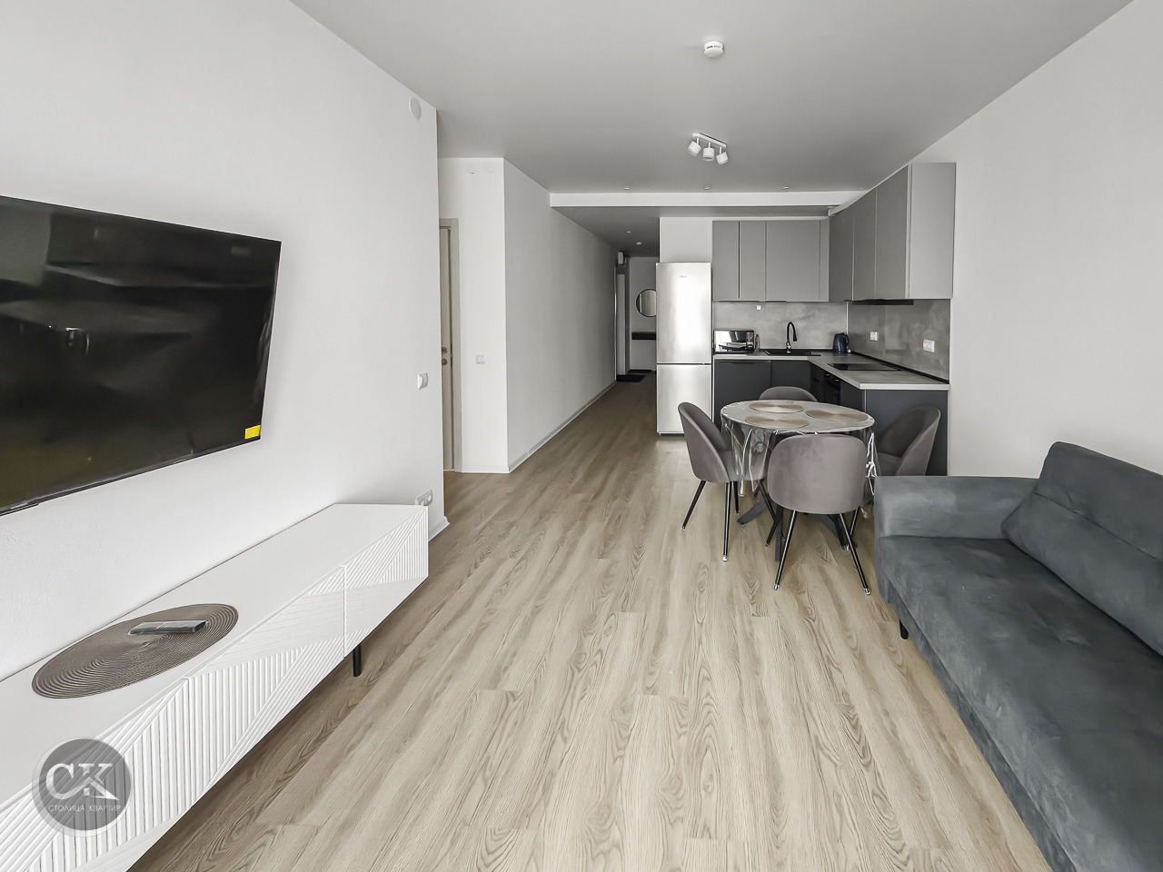 
Сдаётся в аренду новая просторная трехкомнатная квартира во  Фрунзенском районе.

Квартира:
•  Светлая, уютная  квартира.
•  Есть вся необходимая мебель для проживания,кроме двух комнат их можно обставить на свой вкус.
•  Кухня полностью обустроена мебелью и техникой: 
•  Холодильник; варочная пане