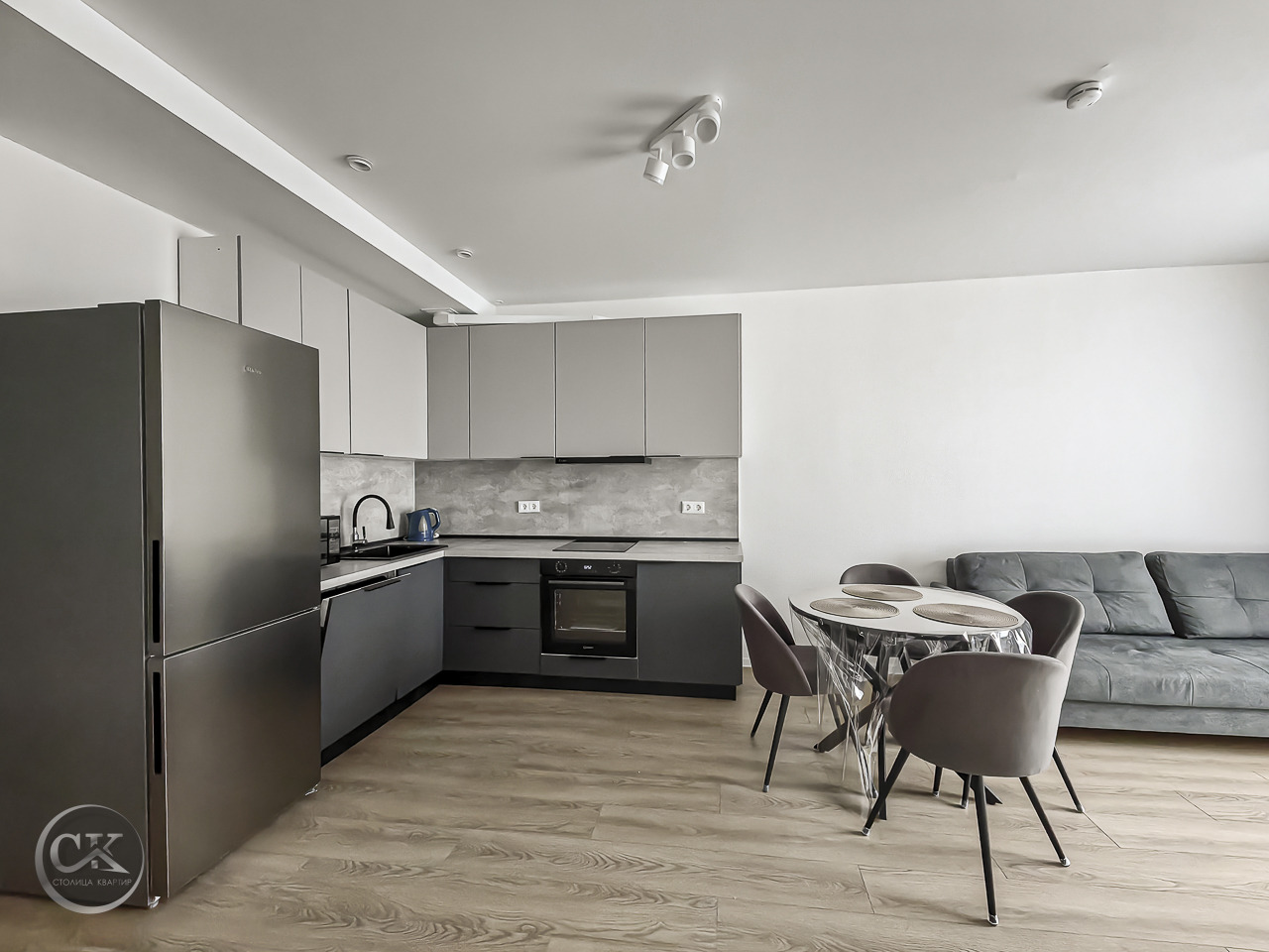 Сдаётся в аренду просторная 3‑комнатная квартира, 83,8 м²

Санкт‑Петербург, Фрунзенский район, Лиговский проспект, д. 244, стр. 1

Представляем к аренде новую светлую квартиру на 14‑м этаже современного дома 2025 года постройки. Идеальное решение для семьи: продуманная планировка, полная оснащённост