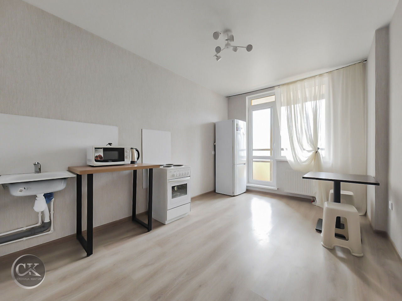 Сдается в аренду на длительный срок  1-комнатная квартира в Пушкинском районе.

Квартира:
•  Светлая, уютная  квартира.
•  Нет кухонного гарнитура: 
•  Холодильник;  плита,вытяжка, электрический чайник, микроволновая печь.
•  Установлены счетчики воды, электроэнергии и тепловой энергии.  

Характери