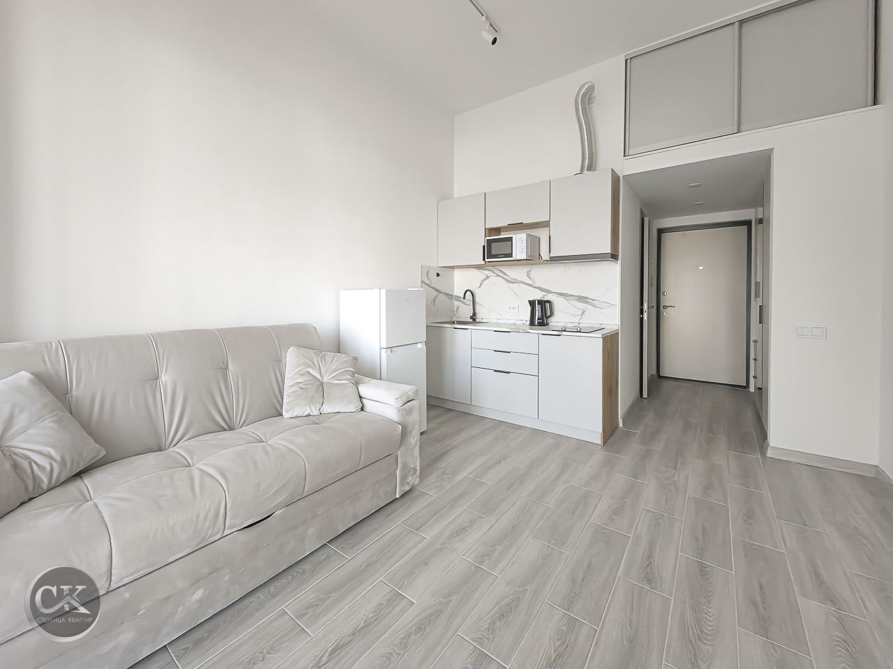  Сдается на длительный срок уютная квартира-студия!  в Приморском районе. 

 Для оперативного ответа на ваши вопросы ЗВОНОК на телефон будет ПРИОРИТЕТНЕЕ. 

Квартира:

•    Имеется вся необходимая мебель: раскладной диван, дополнительное место на втором уровне, вместительный шкаф.
•    Из бытовой те