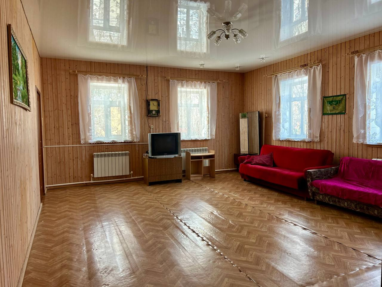 Продается добротный теплый дом площадью 110 м², построенный в 1976 году, в самом центре дер.Улукулево. 21 соток земли.
Одноэтажный дом с косметическим ремонтом, что позволяет сразу заселиться без больших дополнительных вложений.
Есть просторный мансардный этаж, при желании - увеличить жилое простран