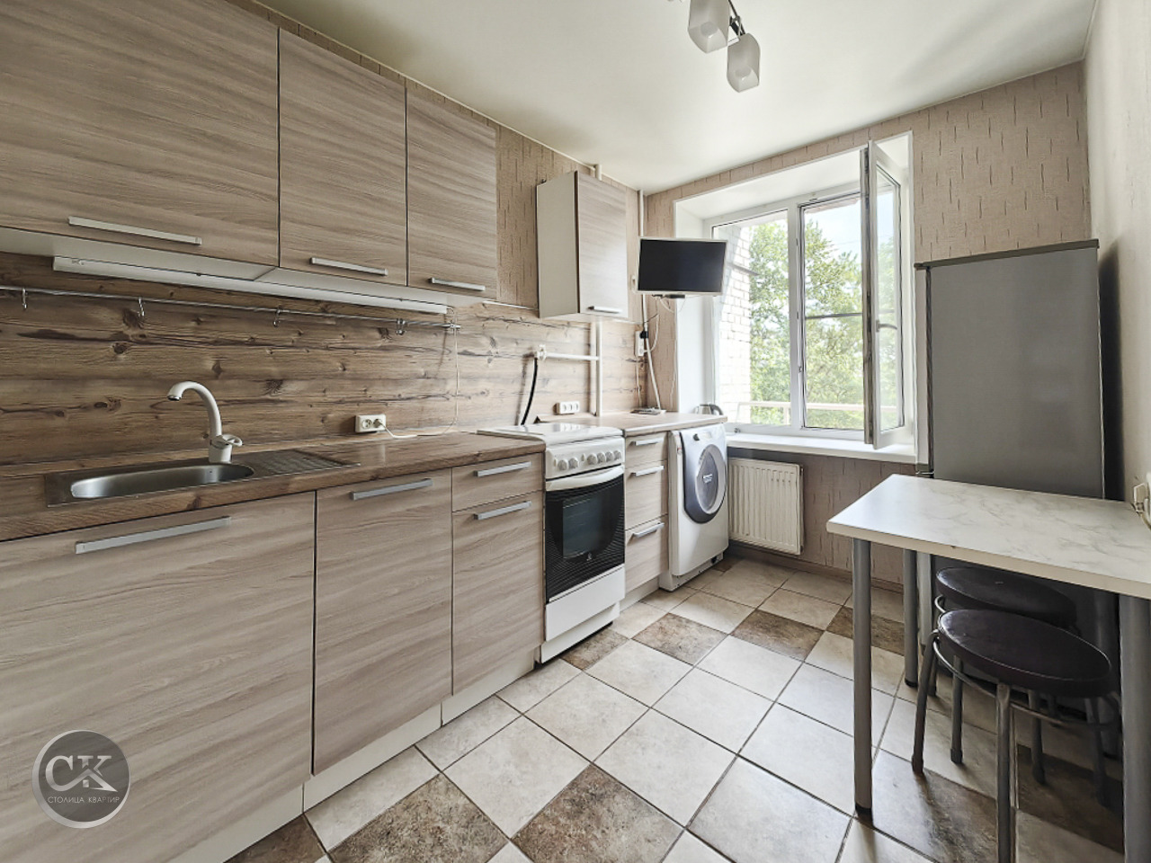 Сдаётся в аренду просторная уютная 1‑комнатная квартира, 27.0 м² 

Санкт‑Петербург, Московском районе.

Основные параметры:
-  общая площадь: 27,0 м²;
-  жилая площадь: 15,0 м² ;
-  кухня: , 7,0 м²;
-  совмещенный  санузел;
-  этаж: 6 из 12.

Оснащение:
-  вся необходимая мебель для комфортного прож