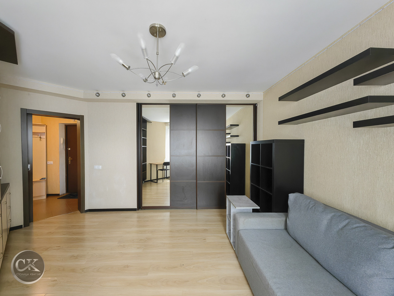 Сдается 1-комнатная квартира 37.4 м² | ул. Оборонная, 2, к.3 | Мурино, Всеволожский район

Общая площадь: 37.4 м² (комната — 17 м², кухня — 11 м²)
Этаж: 15 из 17 — отличный обзор, много света
Просторная застеклённая лоджия с видом во двор
________________________________________

Что внутри:
• Светл