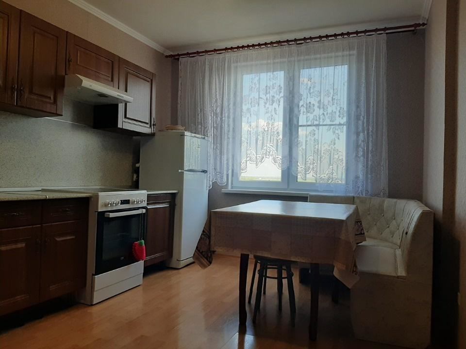 Сдаётся двухкомнатная квартира в ЖК Славянка на длительный срок. Есть вся необходимая мебель и техника,балкон,есть гардеробная (представлена на фото). Ближайшие станции метро Звёздная и Купчино. Оплата 20000 руб. в мес.+КУ, страховой депозит (залог) в размере месячной арендной платы (можно разделить